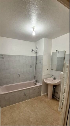 studio à la location -   93120  LA COURNEUVE, surface 28 m2 location studio - UBI478210217